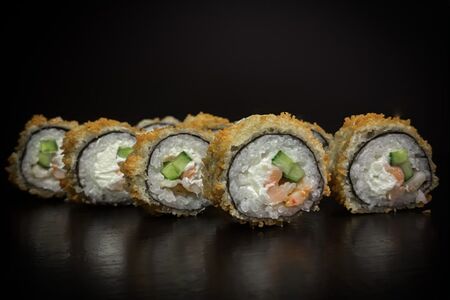 Жареный ролл с креветкой