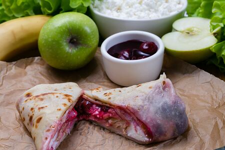 Блин с вишней с творожной массой с изюмом