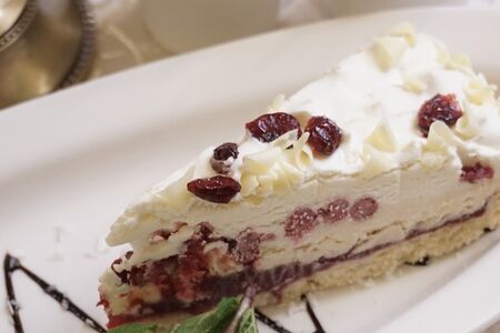 Брусничный кремовый пирог с белым шоколадом