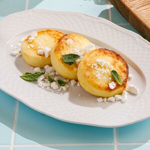 Сырники со сметаной и меренговой крошкой 