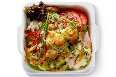 Итальянская запеканка с куриной грудкой и соусом песто