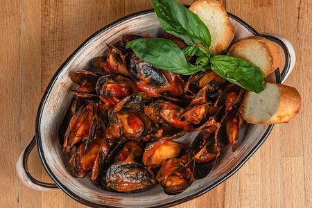 Мидии в томатном соусе с базиликом