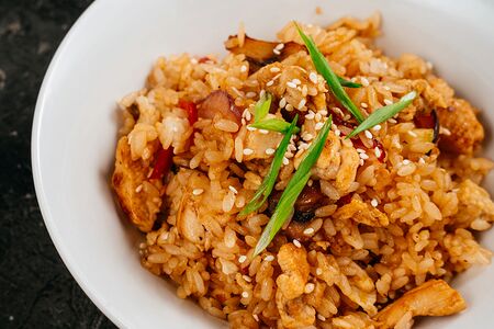 Жареный рис с курицей и овощами