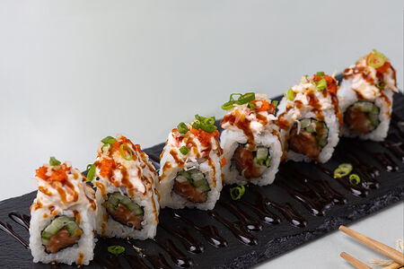 Авторский ролл с семгой и крабом