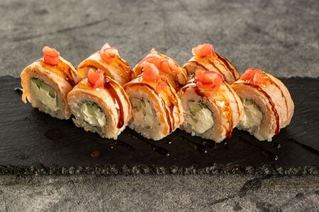 Филадельфия опаленная с маринованным луком