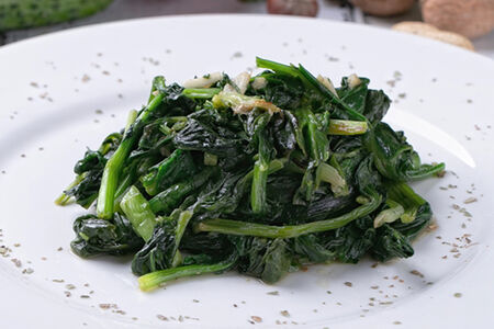 Шпинат, припущенный с зеленью и чесноком