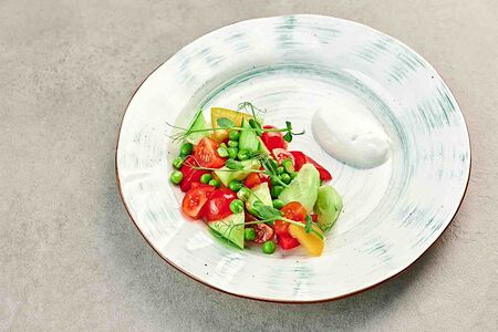 Салат с овощной со сметаной