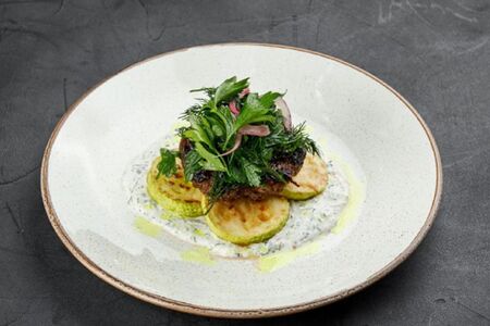 Бифштекс из говядины с мясным соусом и жареным цукини