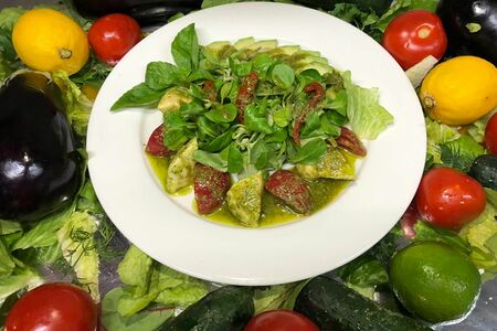 Салат из помидоров и моцареллы