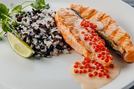 Стейк из лосося с ароматным рисом и сливочно-икорным соусом