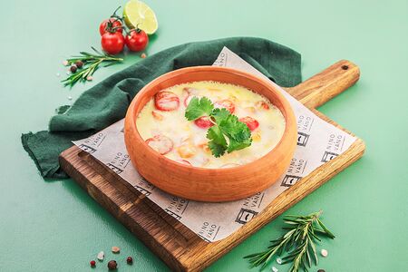 Лосось в кеци с томатами и сливочным соусом