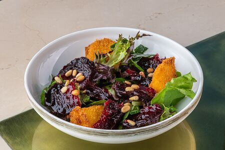 Пряная свекла с миксом салатов и жареным сыром