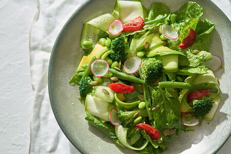 Большой зеленый салат