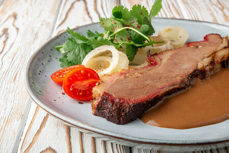 Брискет с луковыми кольцами