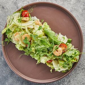 Летний салат с креветками и авокадо