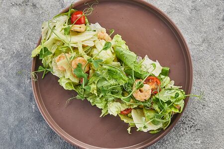 Летний салат с креветками и авокадо