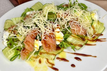 Зеленый салат с лососем и творожным сыром 