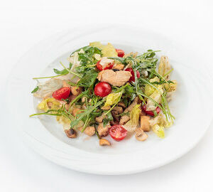 Теплый салат из курицы с рукколой