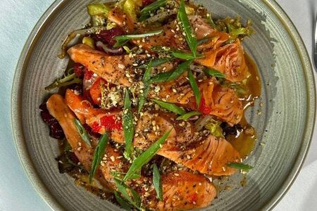 Салат с лососем татаки и кремом из цукини