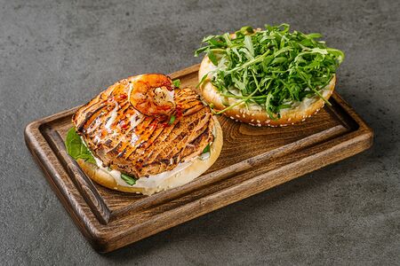 Бургер с лососем 