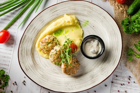 Куриные котлеты с картофельным пюре