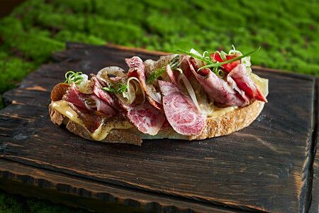 Бутер с пастрами, томатами и копчёным айоли