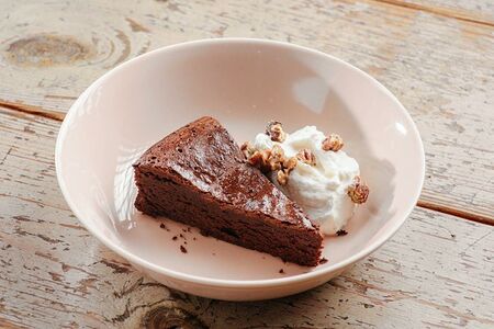 Шоколадный кейк со взбитыми сливками