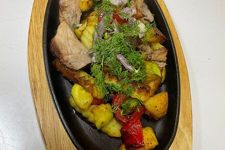 Сковородка со свининой и овощами