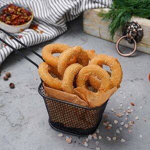 Луковые кольца с сырным соусом
