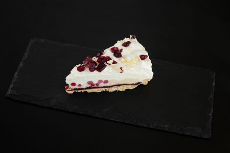 Пирожное Бруснично-кремовый пирог