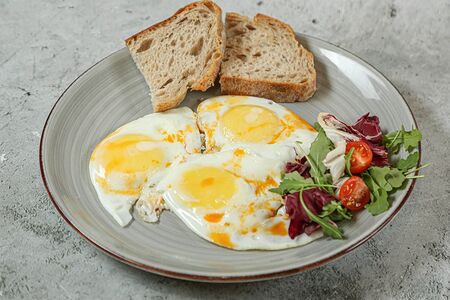 Глазунья из трех фермерских яиц