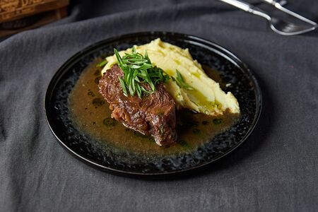 Томленые говяжьи щечки