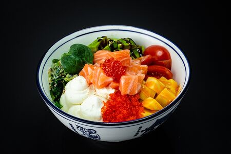 Поке с лососем и манго