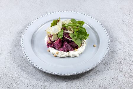 Салат из запеченной свеклы с творожным сыром, кедровым орехом 