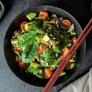 Салат Грин с авокадо и лососем