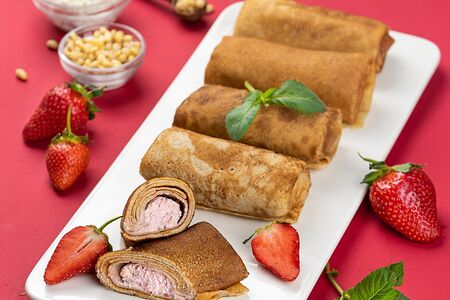 Блины с клубникой,творогом и кедровым орехом