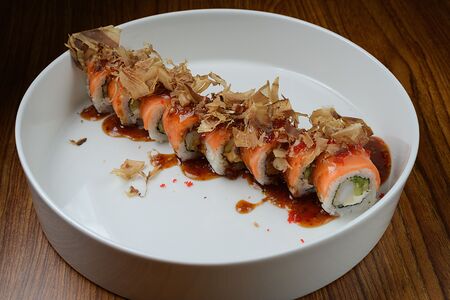 Роллы с семгой, креветками, авокадо и соусом вафу