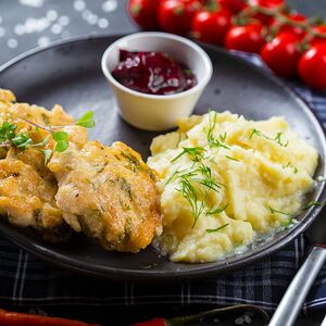 Рубленые Котлетки с пюре и ягодным соусом