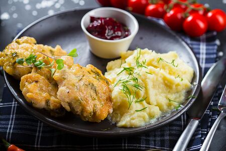 Рубленые Котлетки с пюре и ягодным соусом