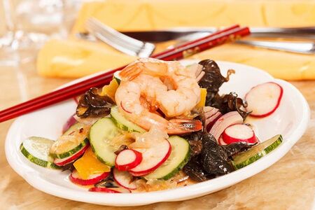 Креветки с овощами