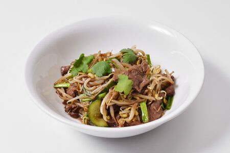 Тушеные ростки сои с говядиной