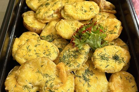 Картошка, запеченная с чесноком и сыром