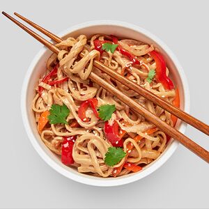 Удон с овощами в сливочном соусе