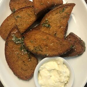 Гренки чесночные с соусом