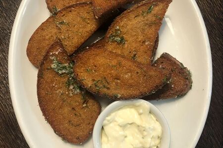 Гренки чесночные с соусом