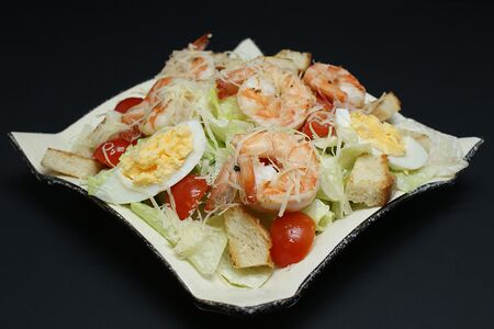 Салат Цезарь с креветками