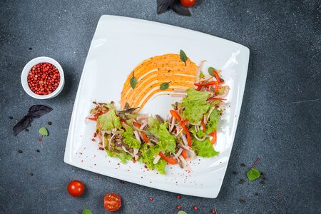 Салат с мясными копченостями