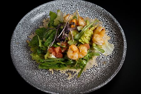 Салат с креветками и авокадо в сырной корзинке