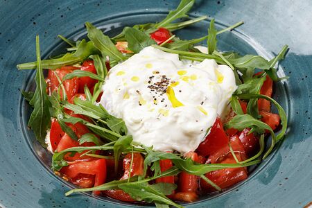 Салат со страчателлой и розовыми томатами