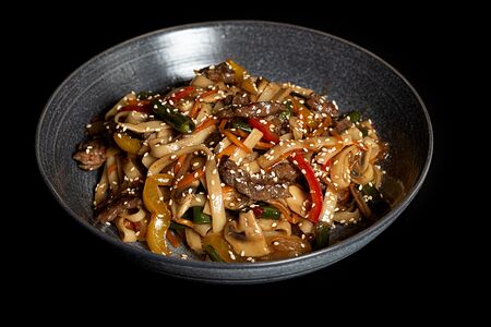 Говядина с овощами в соусе терияки